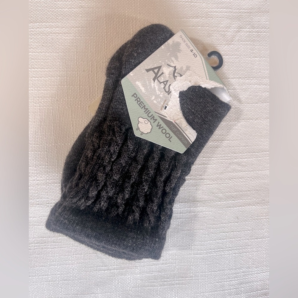 NWT Grey Alaska Knits Women's Lightweight Wool Blend Ankle Socks - SZ 4-10